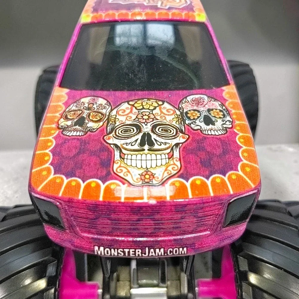 Monster Jam Calavera Large Monster Truck Spin Master 1:24 Scale Pink Sugar Skull
